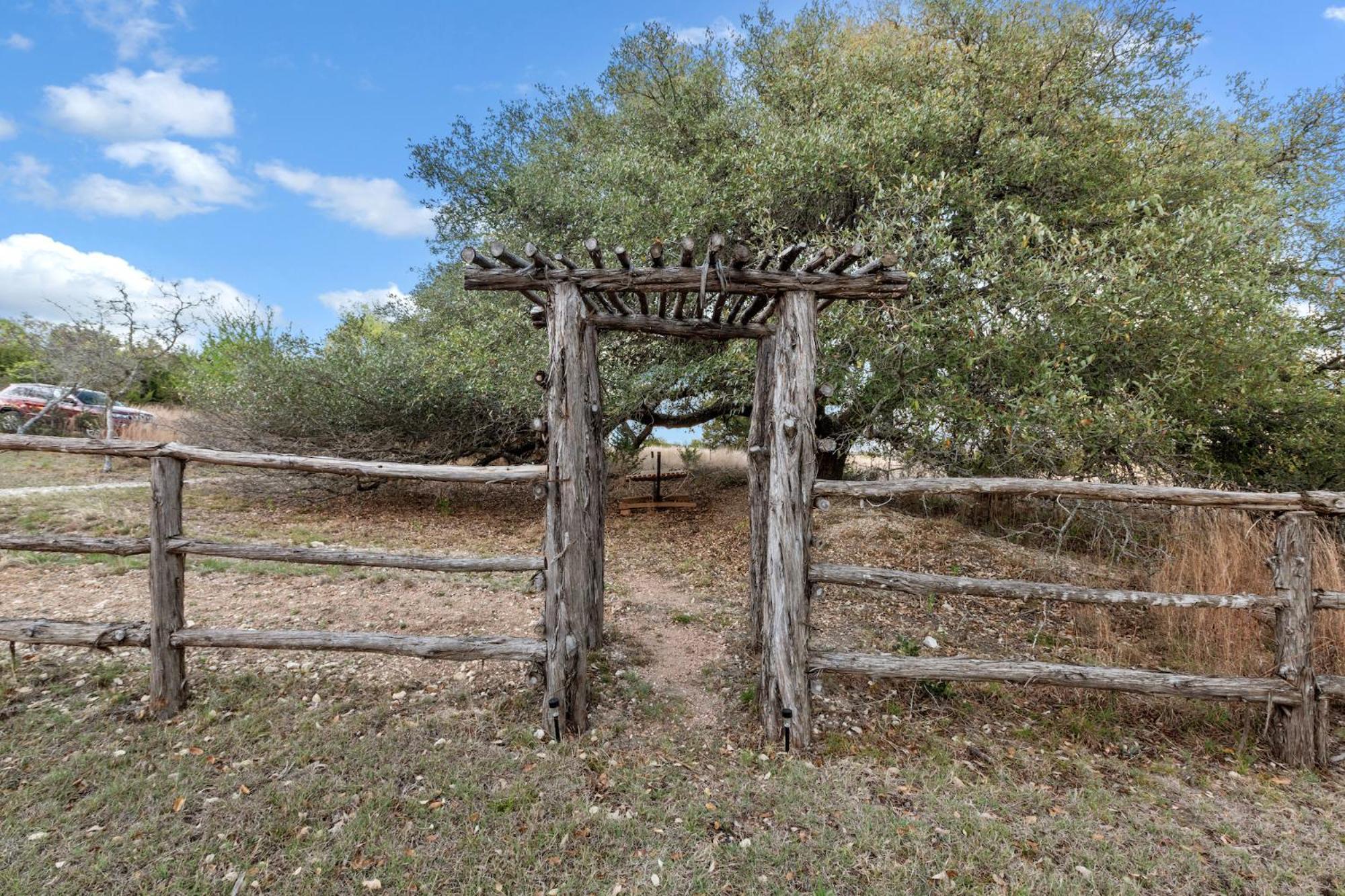 Mighty Oak Log Cabin Fredericksburg Exterior foto